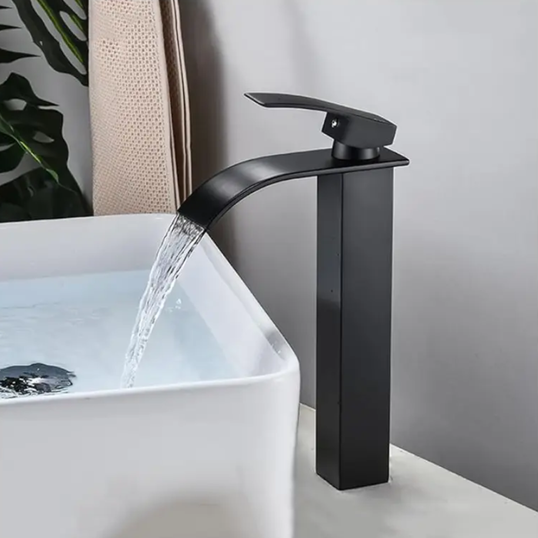 Grifería Alta Monocontrol Cascada Negra: Vanguardia y Contraste para Baños de Lujo